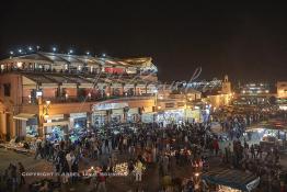 Image du Maroc Professionnelle de  Le soir la foule envahi la bouillonnante Place Jemaa El Fana qui se métamorphose en un gigantesque marché en plein air grâce aux nombreux marchants ambulants, stands et gargotes qui s'y installent sur ce lieu mythique au centre de la médina de Marrakech, le 19 Décembre 2013. Au fond le fameux Café de France. (Photo / Abdeljalil Bounhar)

 